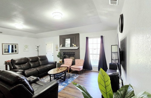 Abilene House | 5 BRs 2.5 BATH with 7 beds in South Abilene. FREE WIFI, TVs. QUIET, SAFE.