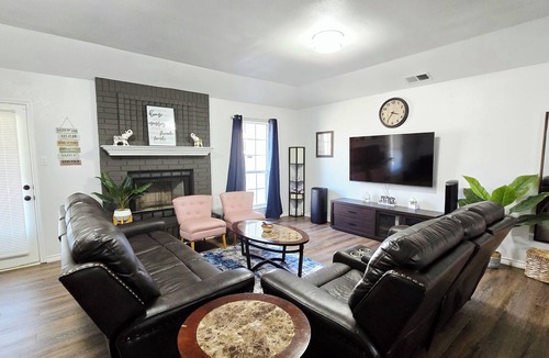 Abilene House | 5 BRs 2.5 BATH with 7 beds in South Abilene. FREE WIFI, TVs. QUIET, SAFE.