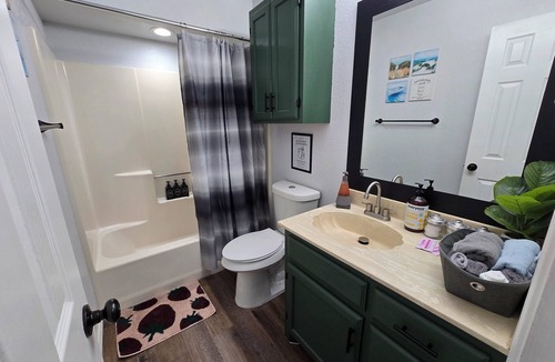 Abilene House | 5 BRs 2.5 BATH with 7 beds in South Abilene. FREE WIFI, TVs. QUIET, SAFE.