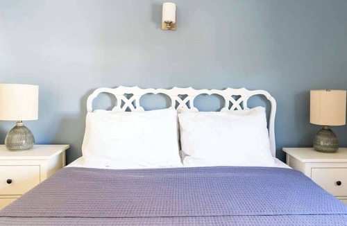 Middletown Hotel | #5 | Comfy Room w/Queen-bed