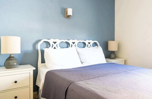 Middletown Hotel | #5 | Comfy Room w/Queen-bed
