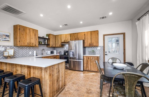 Kyle House | 5 Homes | River Walk | Fire Pit | Group Getaway!