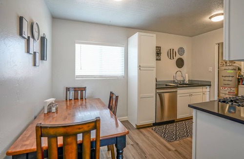 University Heights Apartment | #5: King bed, 1bd/1ba, Walk to UNM & restaurants!