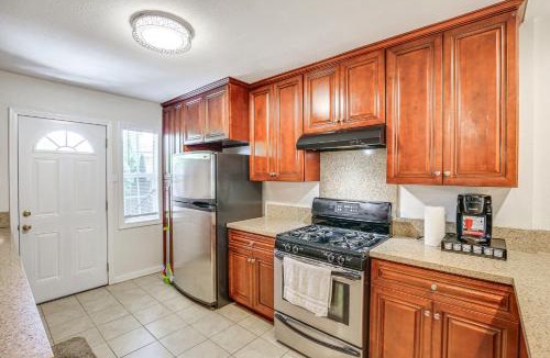 Harbor House | 5 Mi to Coast Centrally Located Long Beach Home!