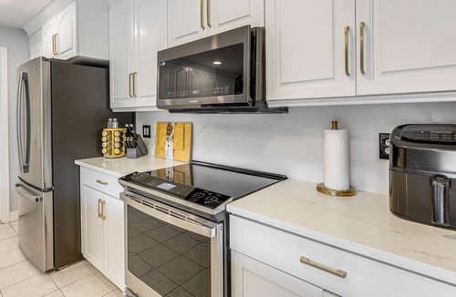 Shore Acres House | 5 Mi to Downtown St Pete: Private Oasis w/Yard