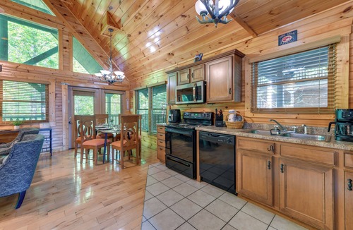 Hemlock Hills Cabin | 5 Mi to Dtwn: Gatlinburg Cabin w/Hot Tub!