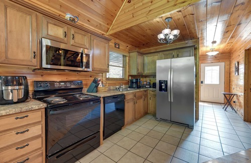 Hemlock Hills Cabin | 5 Mi to Dtwn: Gatlinburg Cabin w/Hot Tub!