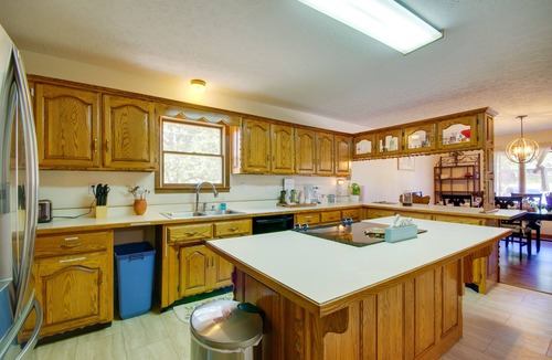 Waynesville House | 5 Mi to Dtwn Waynesville: 4-Acre Group Getaway!