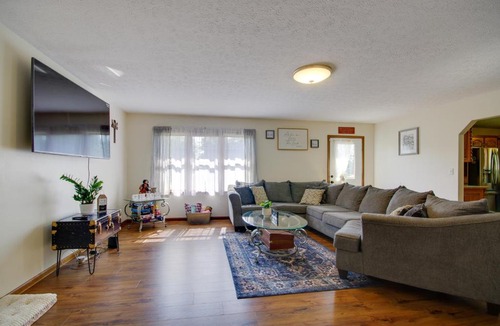 Waynesville House | 5 Mi to Dtwn Waynesville: 4-Acre Group Getaway!