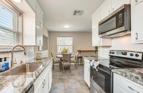 Haltom City House | 5 Mi to Fort Worth Stockyards: Home w/Yard!