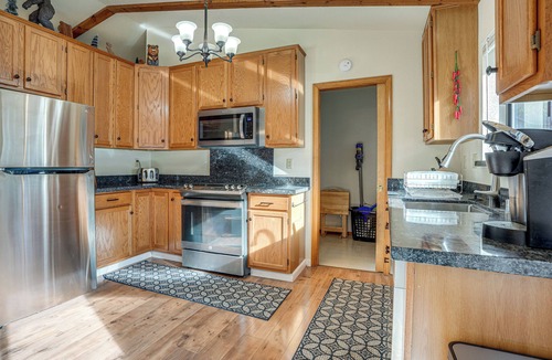Sierra Tract House | 5 Mi to Heavenly Resort: Cozy Home w/Fenced Yard
