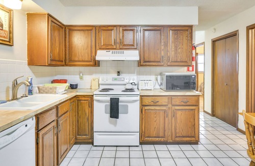 Hutchinson Apartment | 5 Mi to Hutchinson Attractions: Cozy Apt