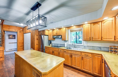 Paradise Estates Cabin | 5 Mi to Mt Rainier Nat’l Park: Cozy Cabin w/Deck!