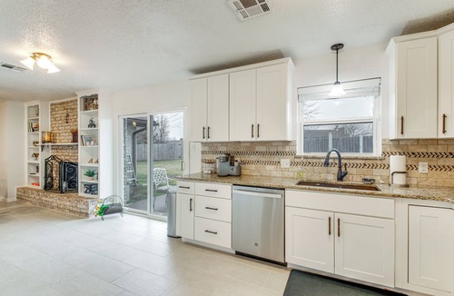 Lawton House | 5 Mi to Museum of the Great Plains: Home w/Patio