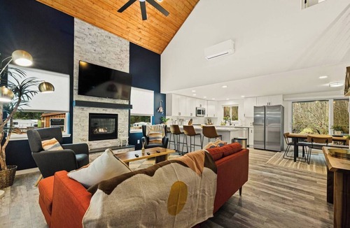 Ashford Cabin | 5 mi to Park|Hot Tub|EV2|King Beds|Fire Pit