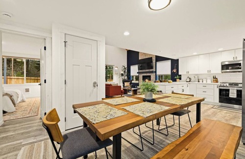 Ashford Cabin | 5 mi to Park|Hot Tub|EV2|King Beds|Fire Pit