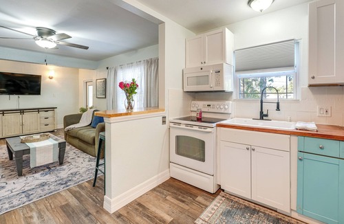 Jungle Terrace House | 5 Mi to St Pete Beach! Snowbird Home w/Large Yard