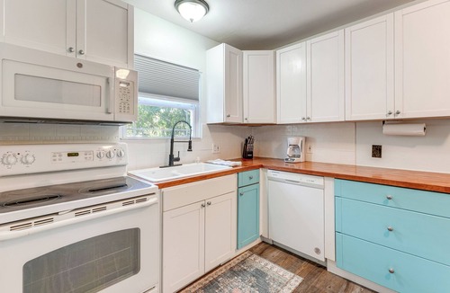 Jungle Terrace House | 5 Mi to St Pete Beach! Snowbird Home w/Large Yard