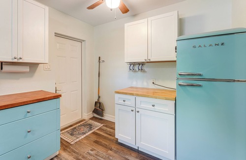 Jungle Terrace House | 5 Mi to St Pete Beach! Snowbird Home w/Large Yard