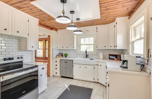 Independence House | 5 Mi to Stadium! Family-Friendly Independence Home
