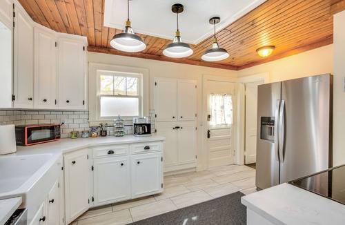 Independence House | 5 Mi to Stadium! Family-Friendly Independence Home