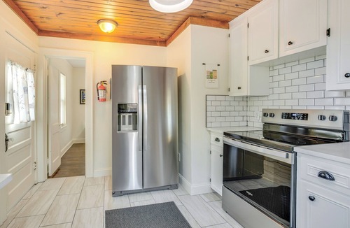 Independence House | 5 Mi to Stadium! Family-Friendly Independence Home