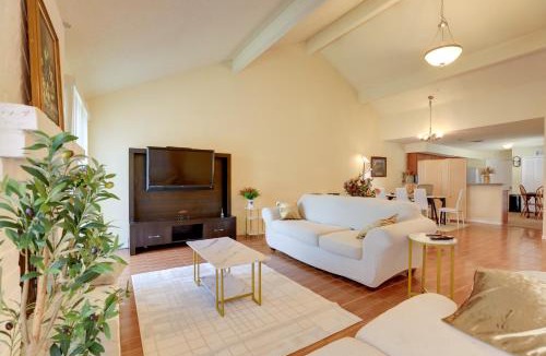 Stafford House | 5 Mi to Sugar Land: Houston Area Home w/Yard!