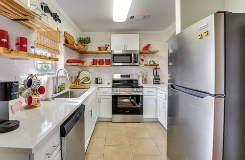Johnson Apartment | 5 Mi to Univ of Arkansas: Cozy Townhome w/Deck