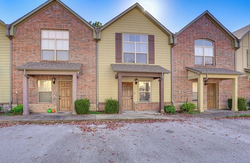 Johnson Apartment | 5 Mi to Univ of Arkansas: Cozy Townhome w/Deck