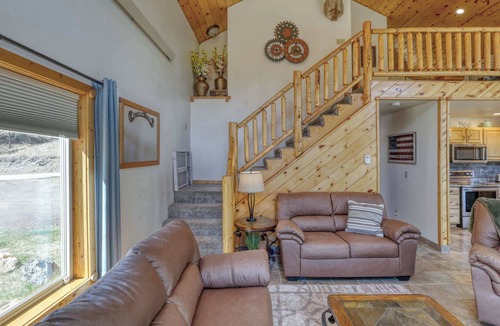Keystone House | 5 Miles from Mt- Rushmore, with private hot tub!