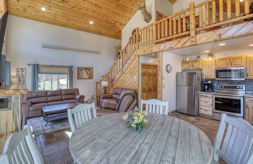 Keystone House | 5 Miles from Mt- Rushmore, with private hot tub!