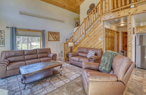 Keystone House | 5 Miles from Mt- Rushmore, with private hot tub!