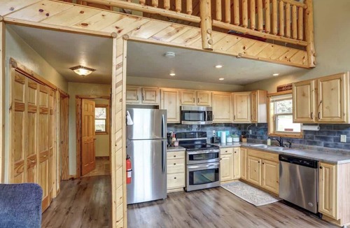 Keystone House | 5 Miles from Mt- Rushmore, with private hot tub!