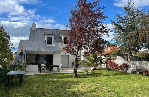 Guerande House | 5 min from the beach (15 min walk). House sleeps 9, garden 200 m2, quiet location