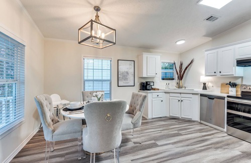 McKinney Cottage | 5 min. stroll to Downtown Mckinney! Family & Pet Friendly Cottage