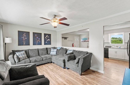 Williamstown House | 5 Min to Ark! Quiet and Comfy!