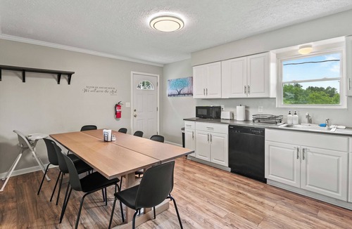 Williamstown House | 5 Min to Ark! Quiet and Comfy!