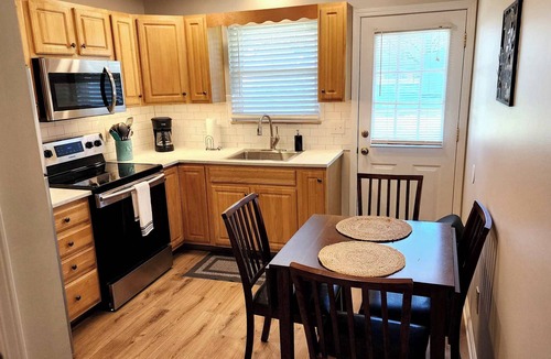 Jefferson City Apartment | 5 min to C-N Univ & Lake - Extra Parking
