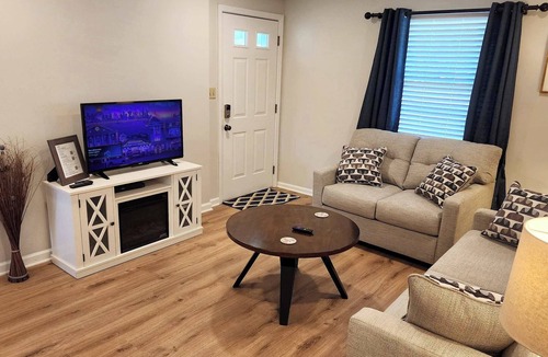 Jefferson City Apartment | 5 min to C-N Univ & Lake - Extra Parking