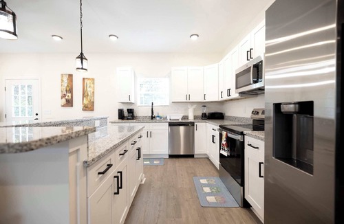 Burlington House | 5 Min to Downtown | 12 to Elon | Car Rental Avail.