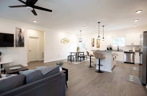 Burlington House | 5 Min to Downtown | 12 to Elon | Car Rental Avail.