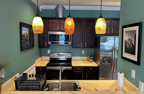 Hope Gardens House | 5 Min to Downtown 4 KING MSTR BDRM 4.5 Baths 2 Covered Porches+Rooftop Terrace!