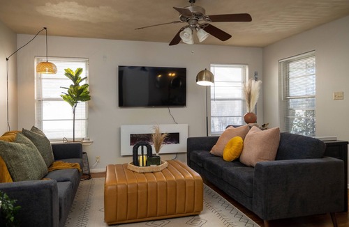 Denton House | 5 Min to Downtown Denton Full Kitchen Yard UNT/TWU Colleges and Hospitals