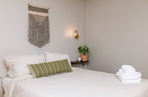 Denton House | 5 Min to Downtown Denton Full Kitchen Yard UNT/TWU Colleges and Hospitals