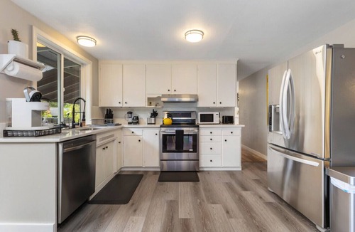 Edmonds House | 5 min to Downtown, Fenced yard, Pets OK, 2 work spaces, King Bed