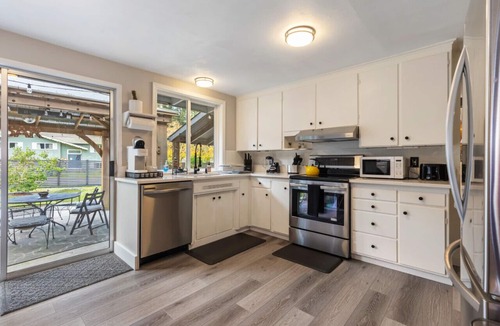 Edmonds House | 5 min to Downtown, Fenced yard, Pets OK, 2 work spaces, King Bed