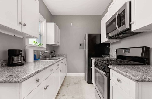 Midtown Apartment | 5 min to DT Historic Private Apartment