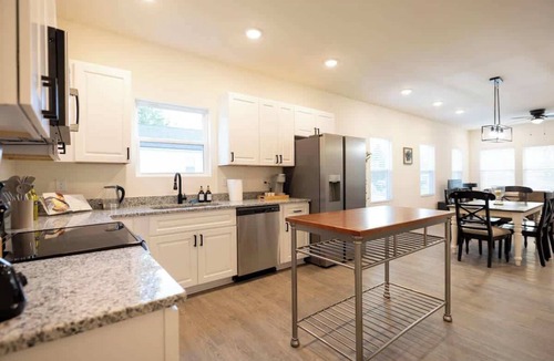 Glen Raven House | 5 Min to Elon | 7 Min to Downtown | Washer + Dryer