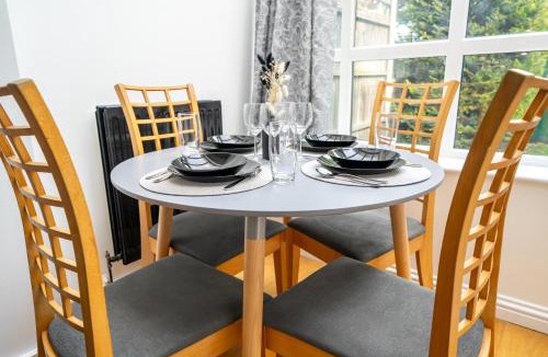 Brunel House | 5 Min to Heathrow & Uxbridge Station with Parking