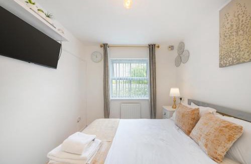 Brunel House | 5 Min to Heathrow & Uxbridge Station with Parking